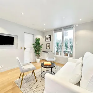 https://apt-deluxe-near-the-tour-eiffel.fr-paris.fr